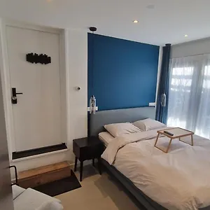 https://het-huis-met-de-groene-deur.amsterdamhotelsnl.com